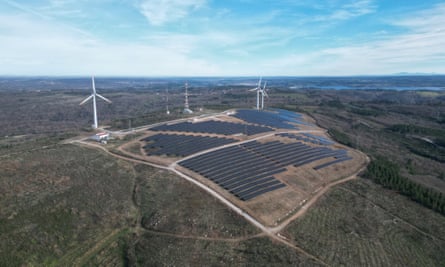 Parque híbrido de energía con paneles solares y aerogeneradores en Sabugal, Portugal