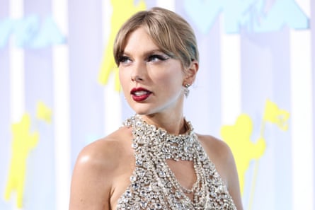 Solo artists like Taylor Swift dominate the music charts.