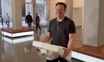 Elon Musk 'entering Twitter headquarters'.