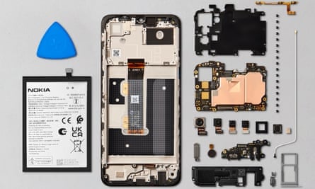 The guides will help users to safely disassemble the phone with a screen replacement taking approximately 20 minutes.