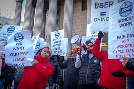 After Uber blocked a wage increase in December 2022, drivers rallied outside a New York courthouse to protest.