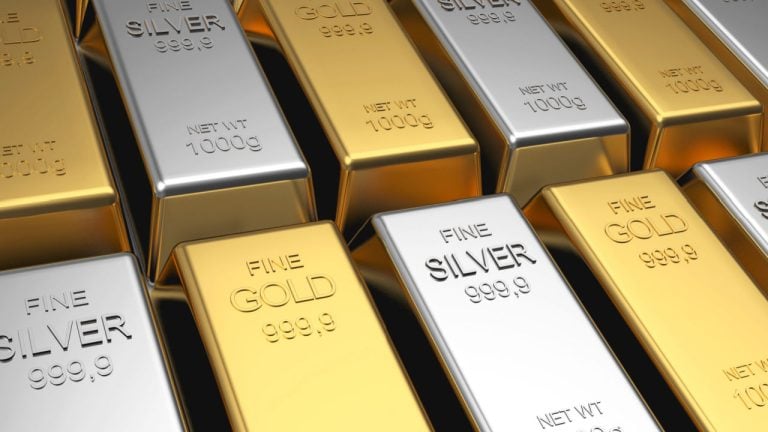 Market analyst announces the collapse of 'everything' and calls for coverage in gold and silver before there is nothing left