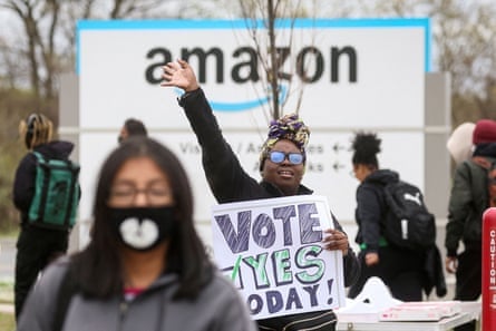 An Amazon Labor Union (ALU) organizer greets workers outside Amazon's LDJ5 sorting facility, as employees begin voting to unionize a second warehouse on Staten Island, on April 25, 2022.