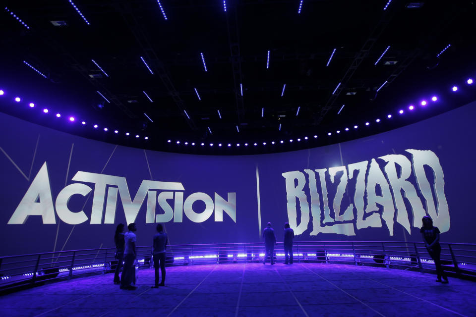 ARCHIVO - El stand de Activision Blizzard se muestra el 13 de junio de 2013 durante la Electronic Entertainment Expo en Los Ángeles.  Microsoft comprará Activision Blizzard, el martes 18 de enero de 2022, por 68.700 millones de dólares para obtener acceso a juegos de gran éxito, incluidos Call of Duty y Candy Crush.  El acuerdo totalmente en efectivo permitirá a Microsoft acelerar los juegos móviles y proporcionarles elementos básicos para el metaverso o un entorno virtual.  (Foto AP/Jae C. Hong, archivo)