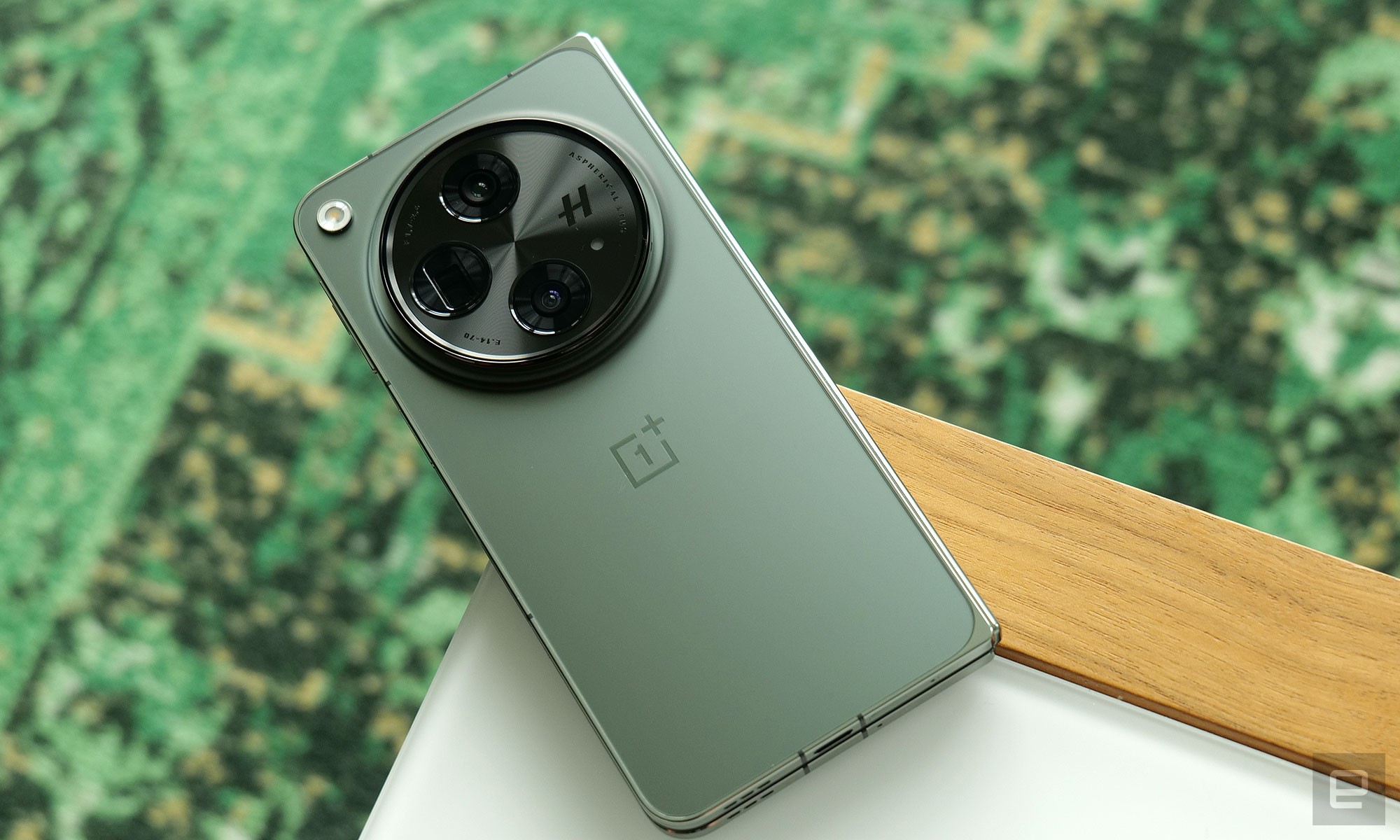 El OnePlus Open cuenta con tres cámaras traseras, incluida una cámara principal de 48 MP con un gran sensor de 1/1,43”, una cámara con teleobjetivo de 64 MP y una cámara ultra gran angular de 48 MP que también puede tomar fotografías macro. 