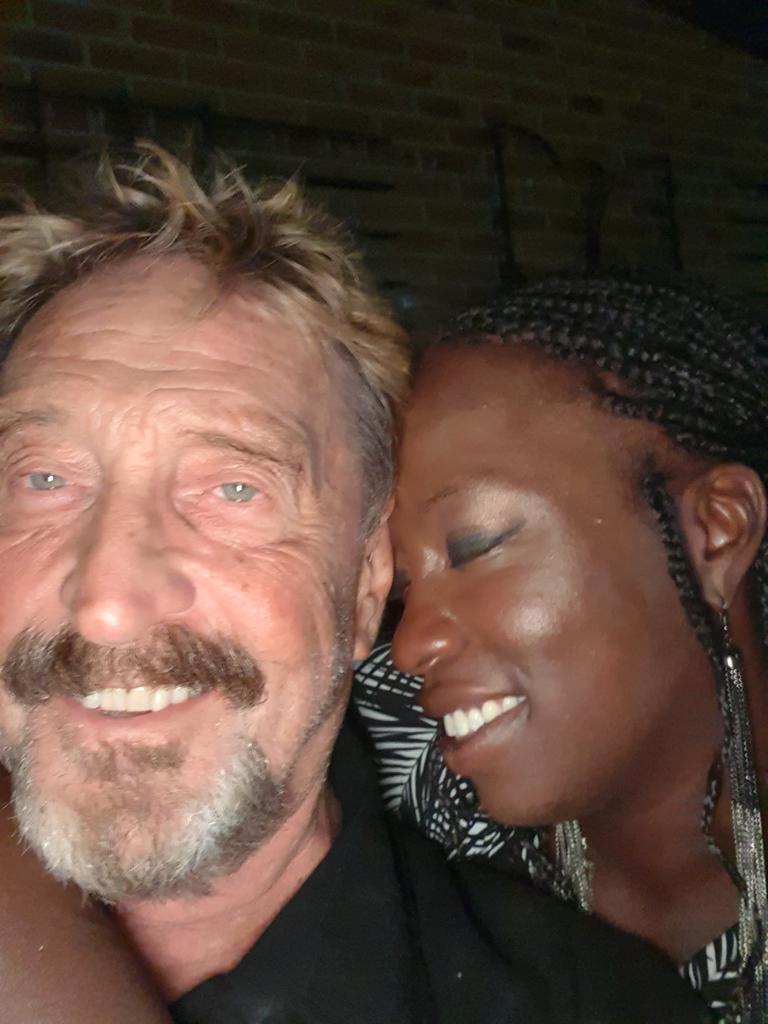 John McAfee y su esposa Janice McAfee (suministrado)