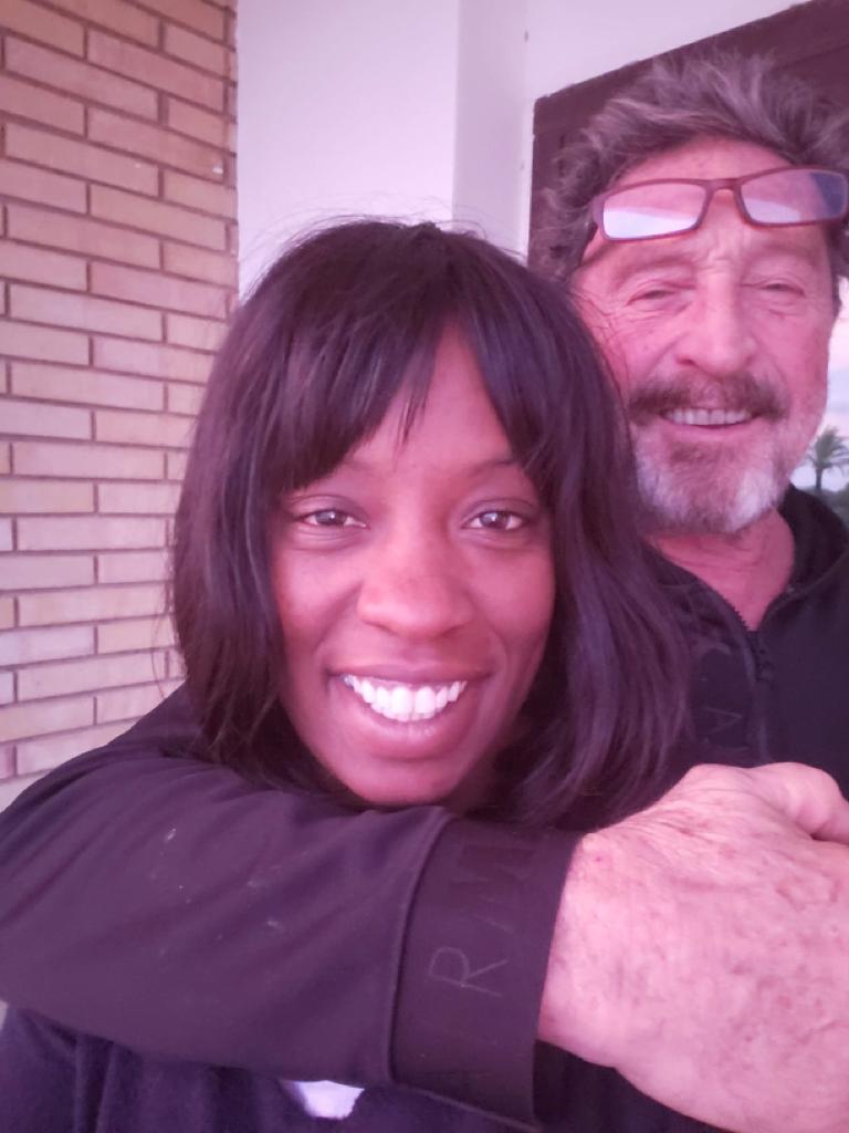 John McAfee y su esposa Janice McAfee (suministrado)