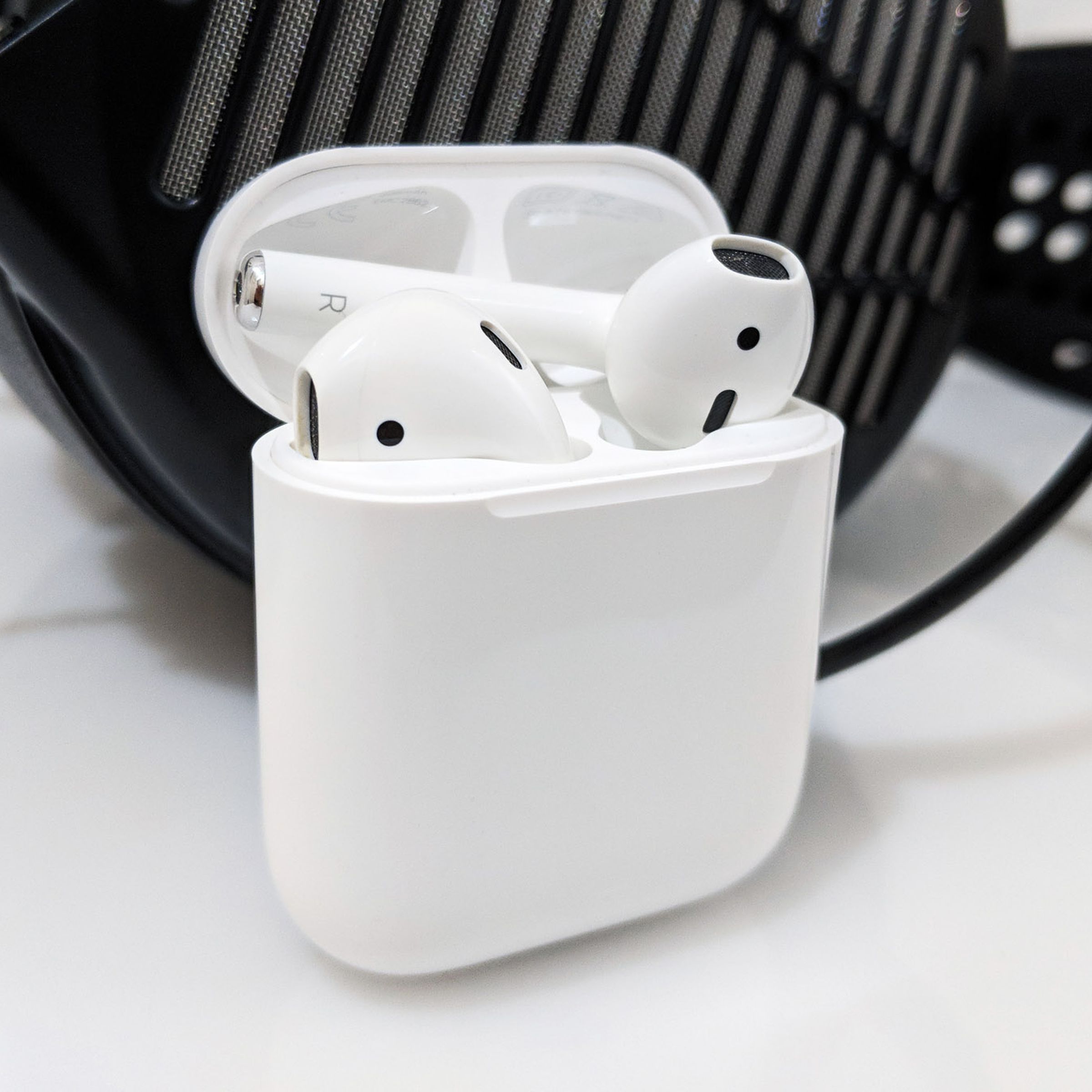 Apple AirPods vs Audeze MX4