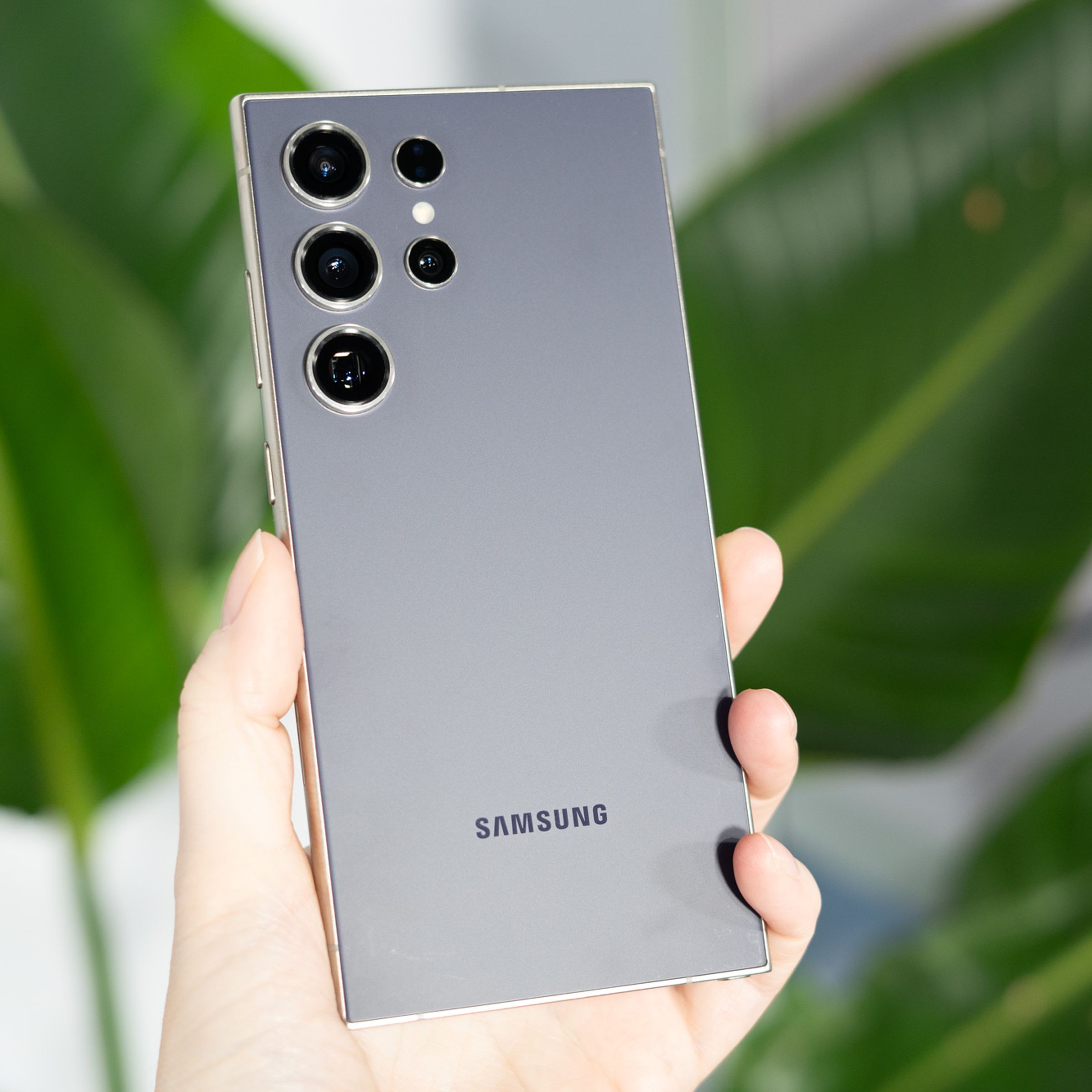 Samsung Galaxy S24 Ultra in titanium gray.
