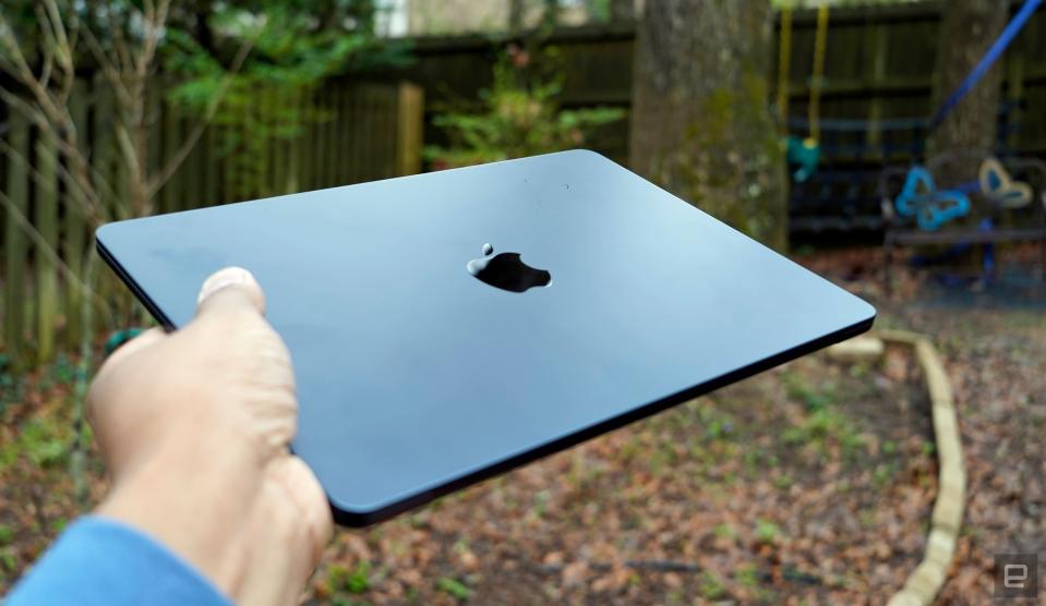 Sosteniendo el MacBook Air M3 de 13 pulgadas 