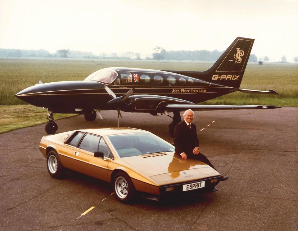 Imagen de Colin Chapman, un Lotus Esprit y el avión del equipo John Player Special.