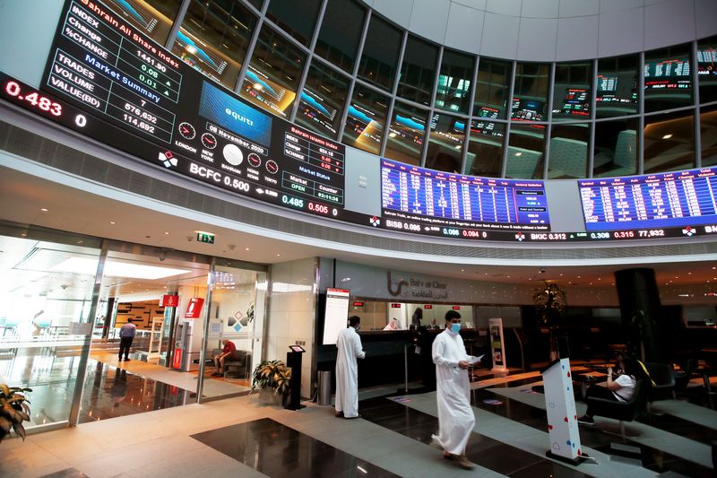 © Reuters.  Traders wait at the Bahrain Stock Exchange after Joe Biden won the U.S. presidency, in Manama, Bahrain, November 8, 2020. REUTERS/Hamad I Mohammed/File Photo