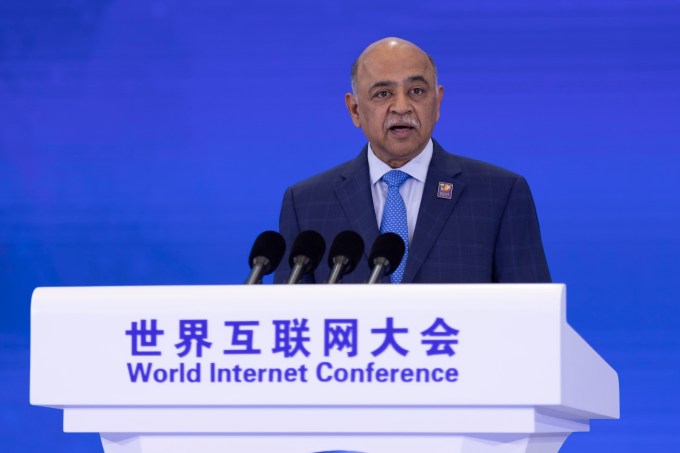 El director ejecutivo y presidente de IBM, Arvind Krishna, hablando en la Cumbre de Wuzhen de la Conferencia Mundial de Internet de 2023