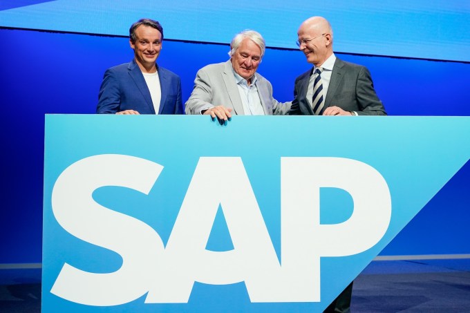 Hasso Plattner (derecha), el ex presidente de SAP, Christian Klein (izquierda), y el presidente Pekka Ala-Pietilä