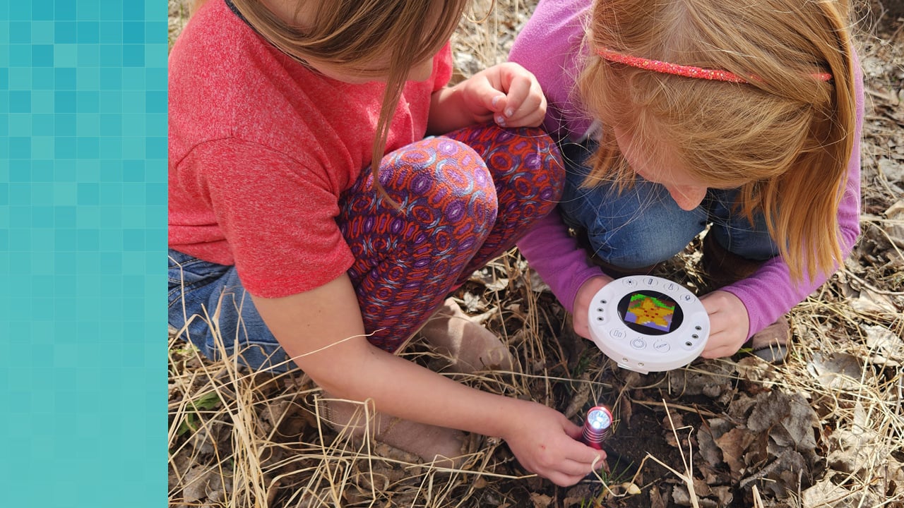 Primary school students use Labdisc to measure the temperature of different liquids.