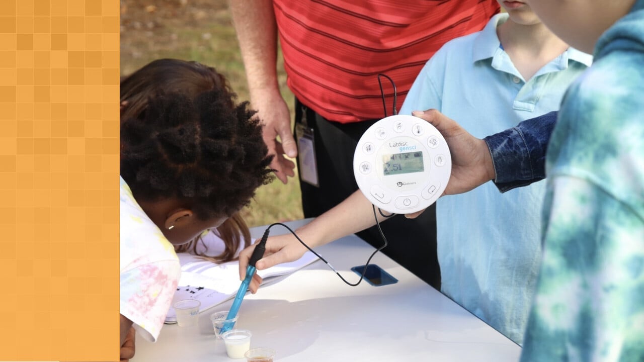 Primary school students use Labdisc to measure the temperature of different liquids.